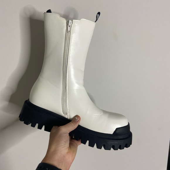 Stompy white boots - Picture 4 of 4